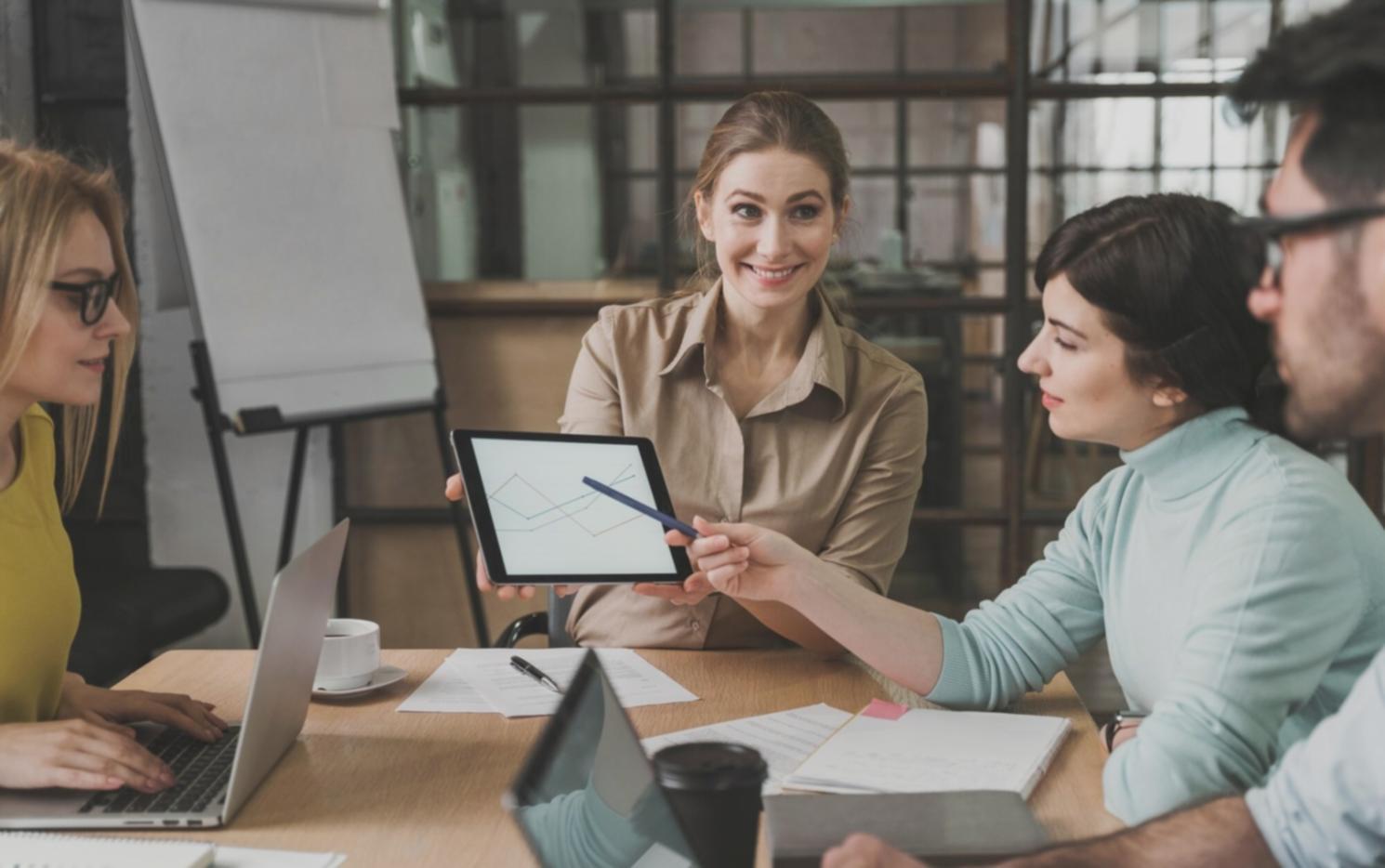 Reunión de planificación financiera con propietarios de pequeños negocios en Málaga