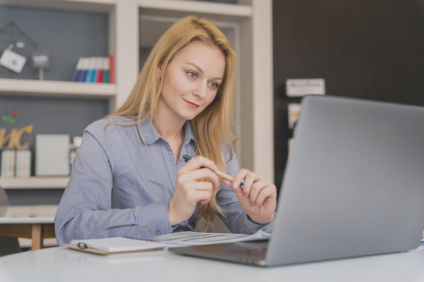 Análisis detallado de documentos financieros y planificación estratégica para negocios