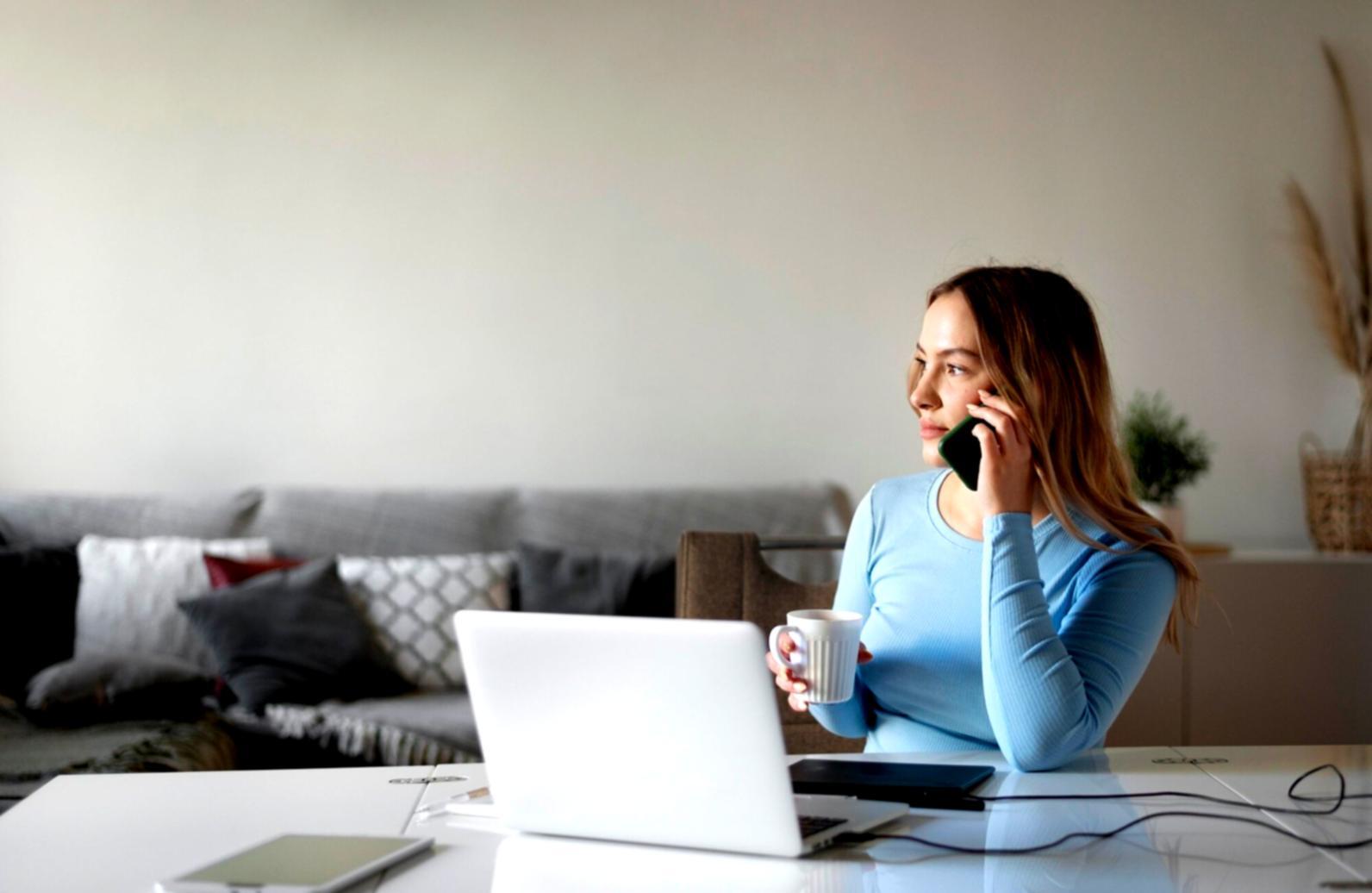 Espacio de trabajo colaborativo en oficina de malivorentix