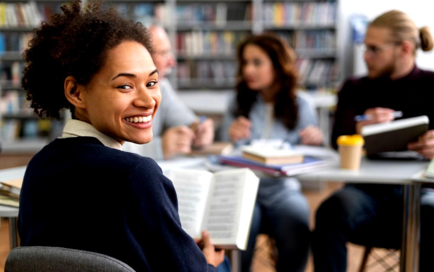 Reunión de asesoría financiera con cliente en oficina malivorentix